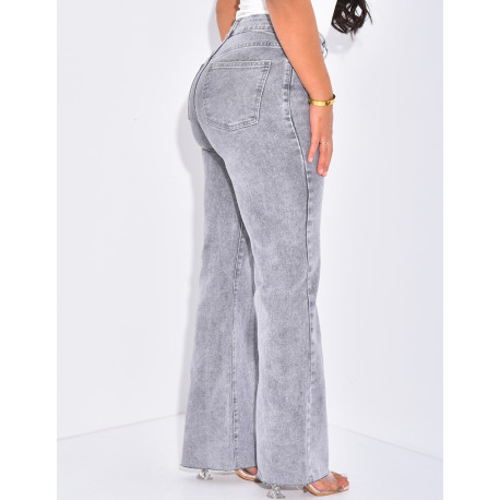 Jeans mit hoher Taille, gerader Schnitt, aus Stretchmaterial.