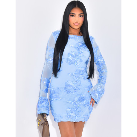 Robe courte à fleurs contrastantes et manches évasées