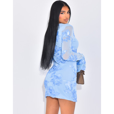 Kurzes Kleid mit kontrastierenden Blumen und ausgestellten Ärmeln.