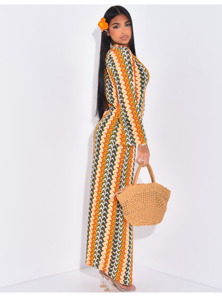 Langes Kleid aus mehrfarbigem Häkelgarn