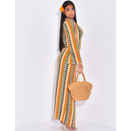 Langes Kleid aus mehrfarbigem Häkelgarn