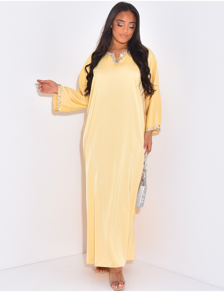Abaya mit handbestickten Schmuckstücken