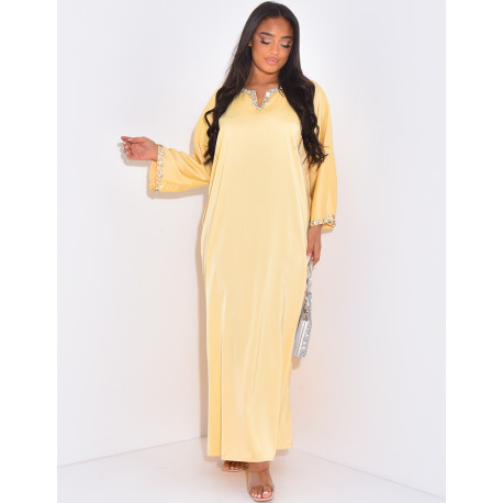 Abaya mit handbestickten Schmuckstücken