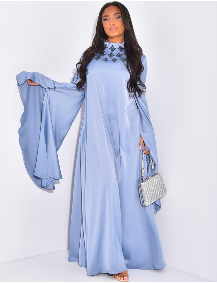 Premium-Abaya mit Goldstickerei und Schmuck am Kragen.