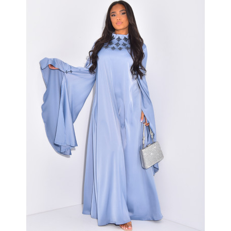 Premium-Abaya mit Goldstickerei und Schmuck am Kragen.