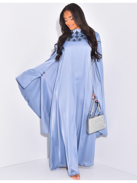 Premium-Abaya mit Goldstickerei und Schmuck am Kragen.