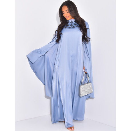 Premium-Abaya mit Goldstickerei und Schmuck am Kragen.