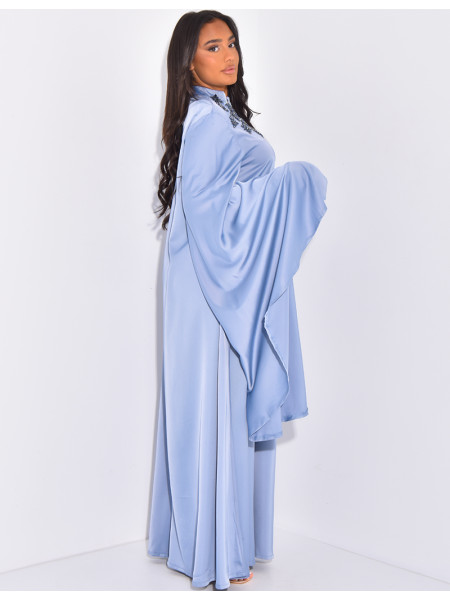 Premium-Abaya mit Goldstickerei und Schmuck am Kragen.