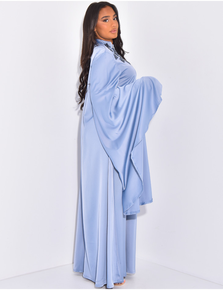 Premium-Abaya mit Goldstickerei und Schmuck am Kragen.