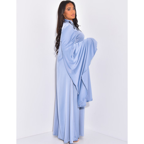 Premium-Abaya mit Goldstickerei und Schmuck am Kragen.