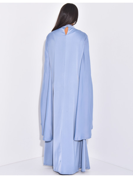 Premium-Abaya mit Goldstickerei und Schmuck am Kragen.