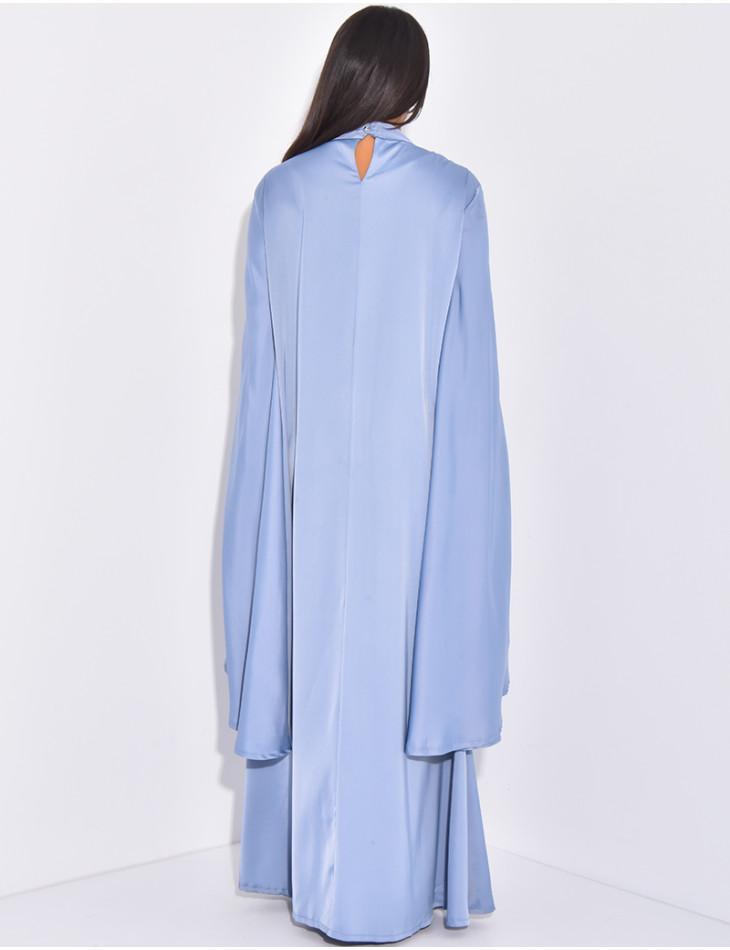 Premium-Abaya mit Goldstickerei und Schmuck am Kragen.