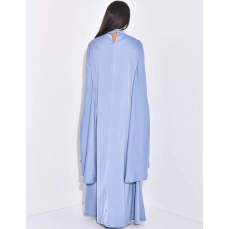 Premium-Abaya mit Goldstickerei und Schmuck am Kragen.