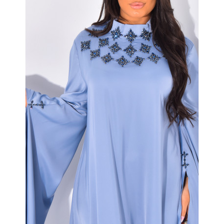 Premium-Abaya mit Goldstickerei und Schmuck am Kragen.