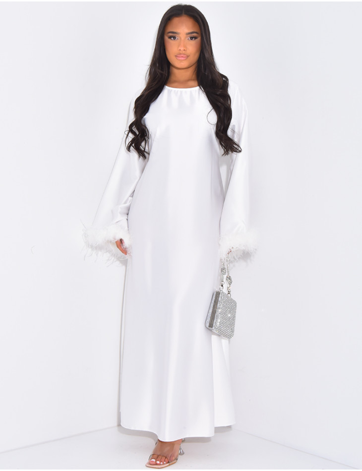 Abaya en satin premium à plumes sur les bordures des manches