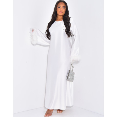 Abaya aus Premium-Satin mit Federn an den Ärmelabschlüssen