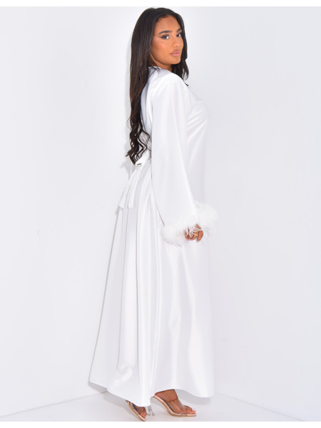 Abaya en satin premium à plumes sur les bordures des manches