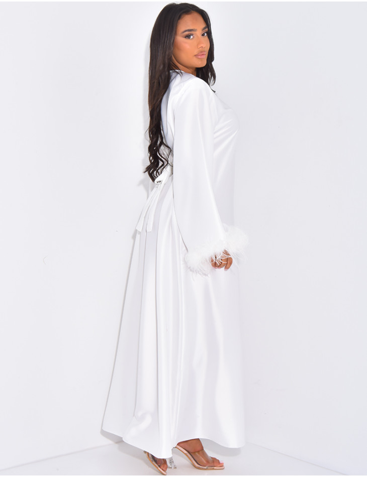 Abaya en satin premium à plumes sur les bordures des manches