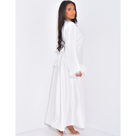 Abaya en satin premium à plumes sur les bordures des manches