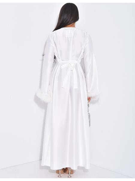 Abaya en satin premium à plumes sur les bordures des manches