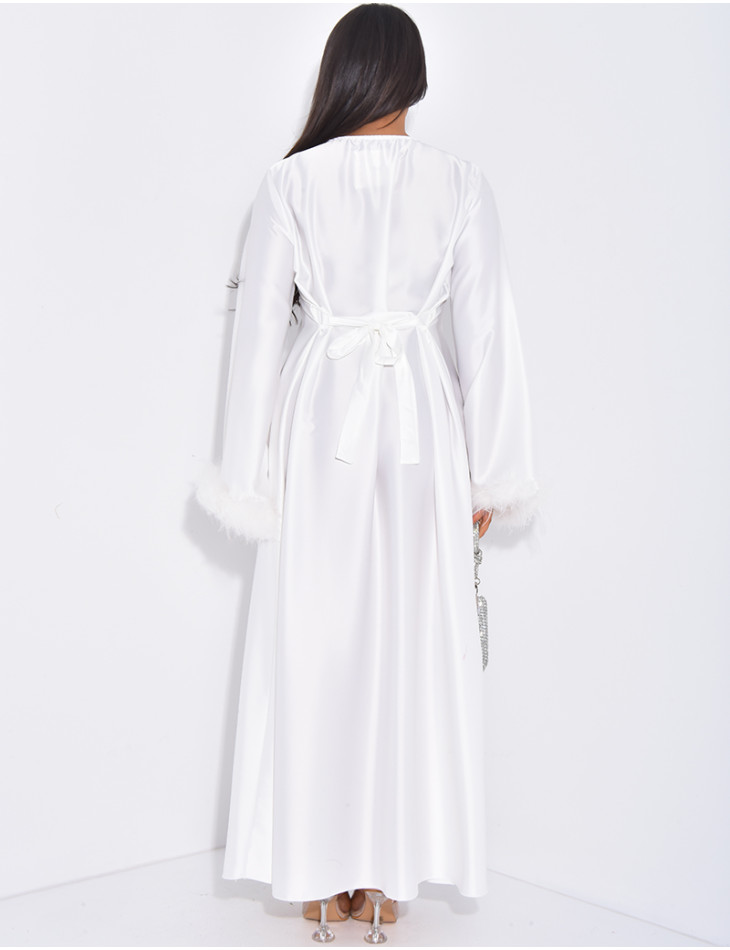 Abaya en satin premium à plumes sur les bordures des manches