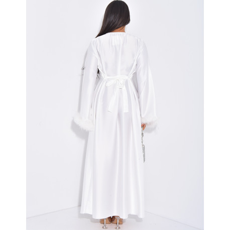 Abaya en satin premium à plumes sur les bordures des manches