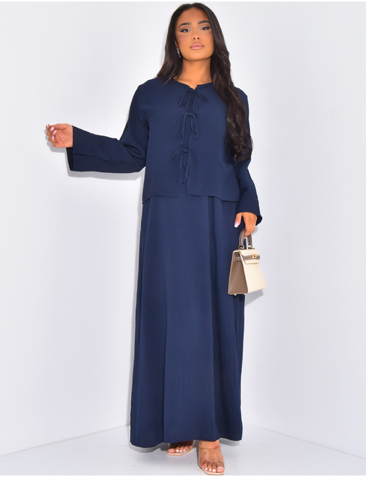Set aus langem, ärmellosem Kleid und Weste mit kleinen Schleifen.