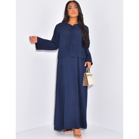 Set aus langem, ärmellosem Kleid und Weste mit kleinen Schleifen.