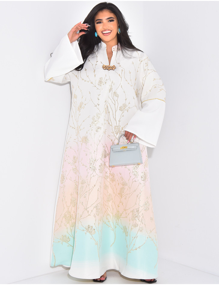 Premium-Abaya mit Goldstickerei und Schmuck am Kragen.