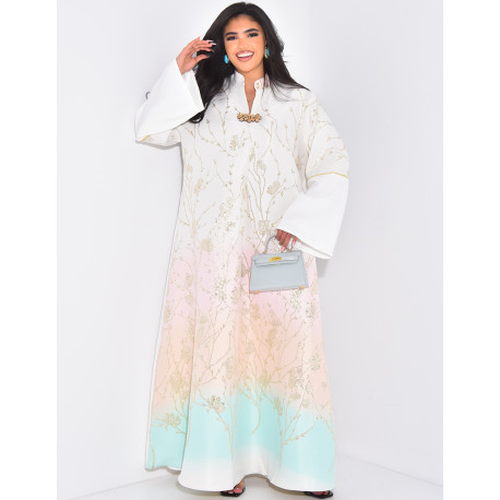 Premium-Abaya mit Goldstickerei und Schmuck am Kragen.