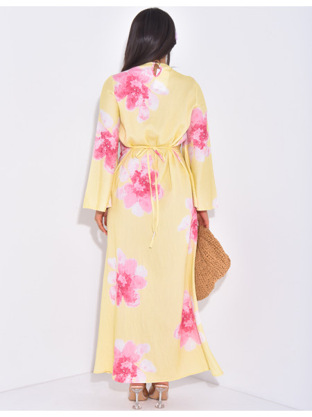 Bedrucktes Leinenkleid, das im Rücken gebunden wird.