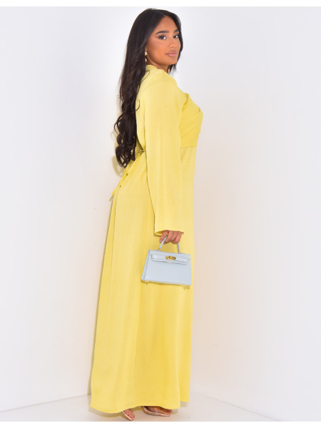 Leinenkleid mit Umhang & goldener Brosche