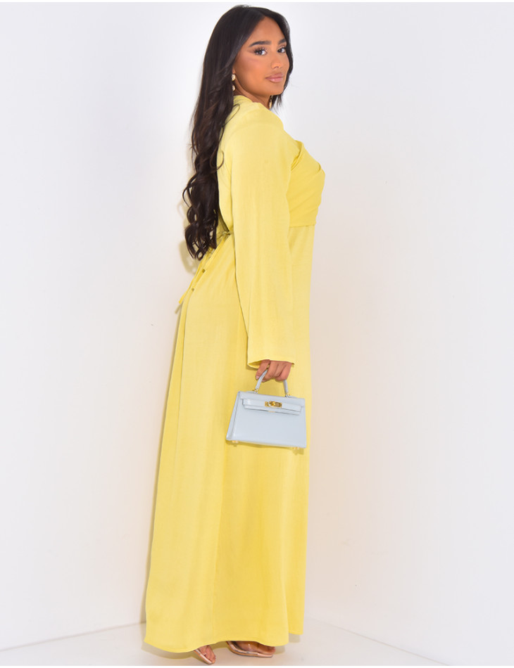 Leinenkleid mit Umhang & goldener Brosche