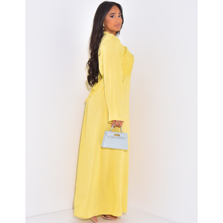 Leinenkleid mit Umhang & goldener Brosche