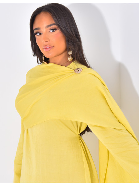 Leinenkleid mit Umhang & goldener Brosche