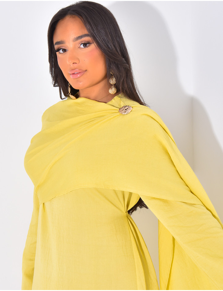 Leinenkleid mit Umhang & goldener Brosche