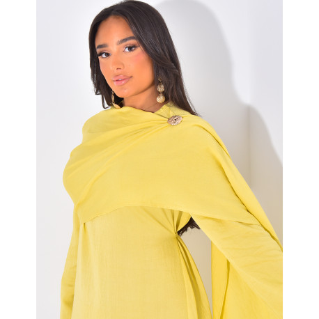 Leinenkleid mit Umhang & goldener Brosche