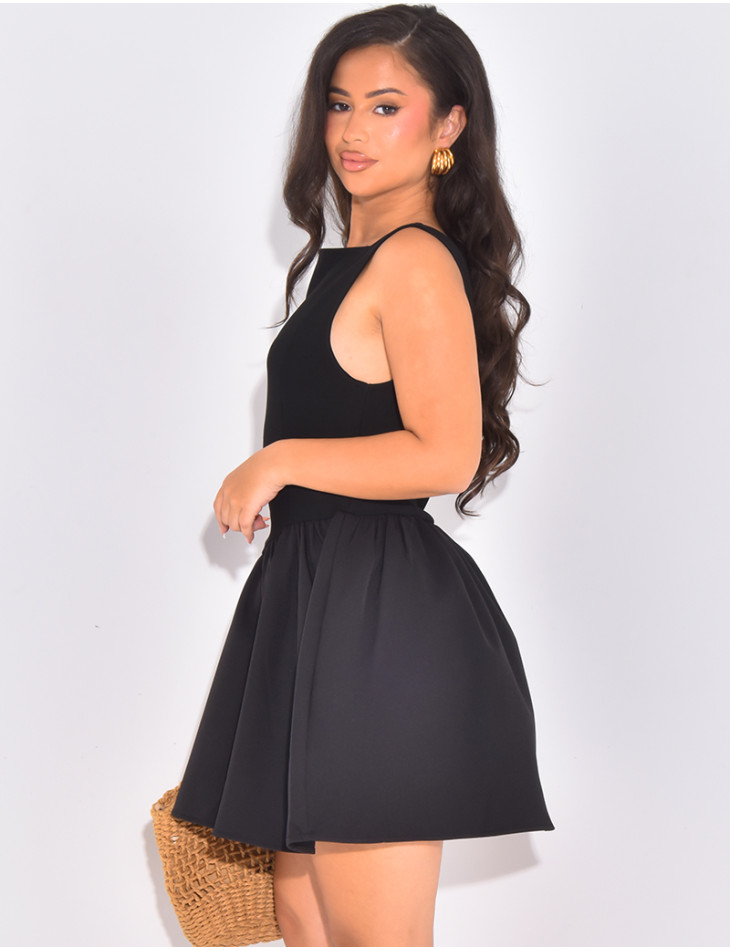 Robe courte sans manches évasée