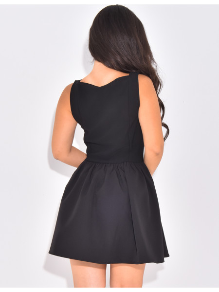 Robe courte sans manches évasée