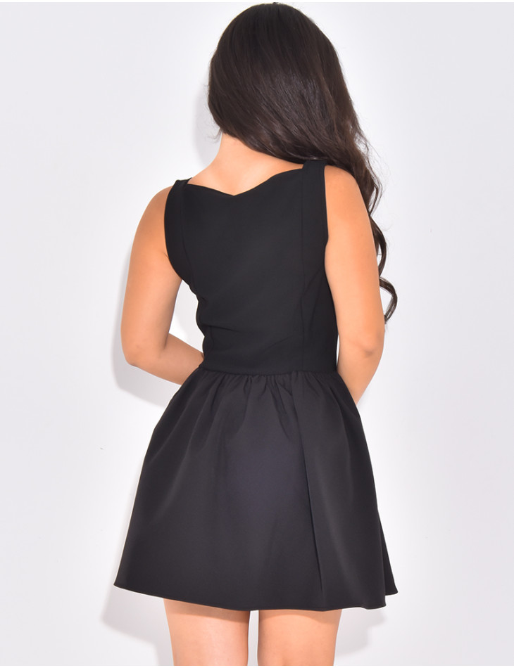 Robe courte sans manches évasée