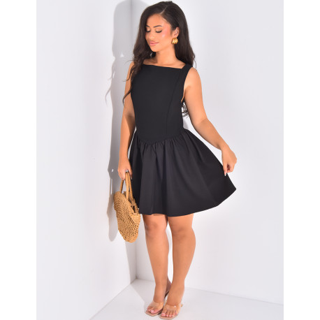 Robe courte sans manches évasée