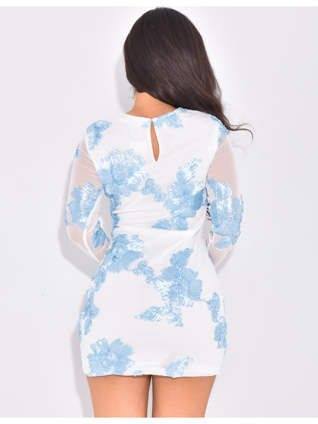 Kurzes Kleid mit kontrastierenden Blumen und ausgestellten Ärmeln