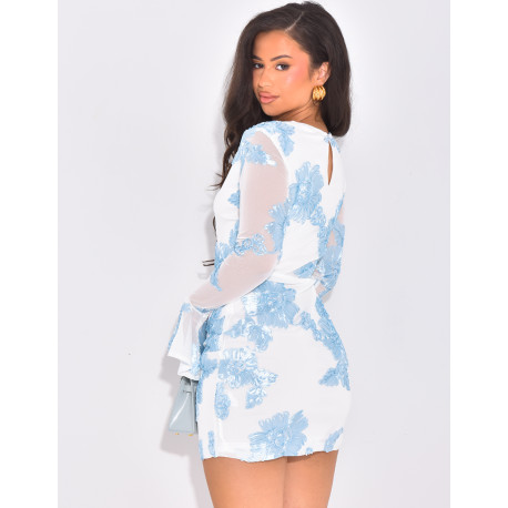 Kurzes Kleid mit kontrastierenden Blumen und ausgestellten Ärmeln