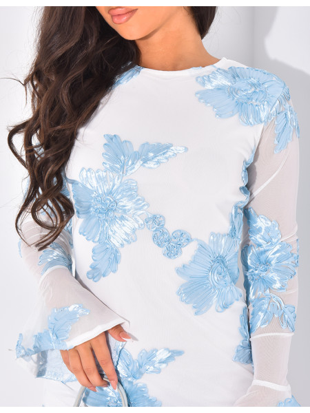 Kurzes Kleid mit kontrastierenden Blumen und ausgestellten Ärmeln