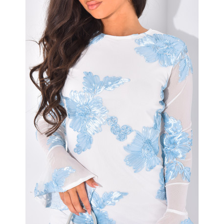 Kurzes Kleid mit kontrastierenden Blumen und ausgestellten Ärmeln