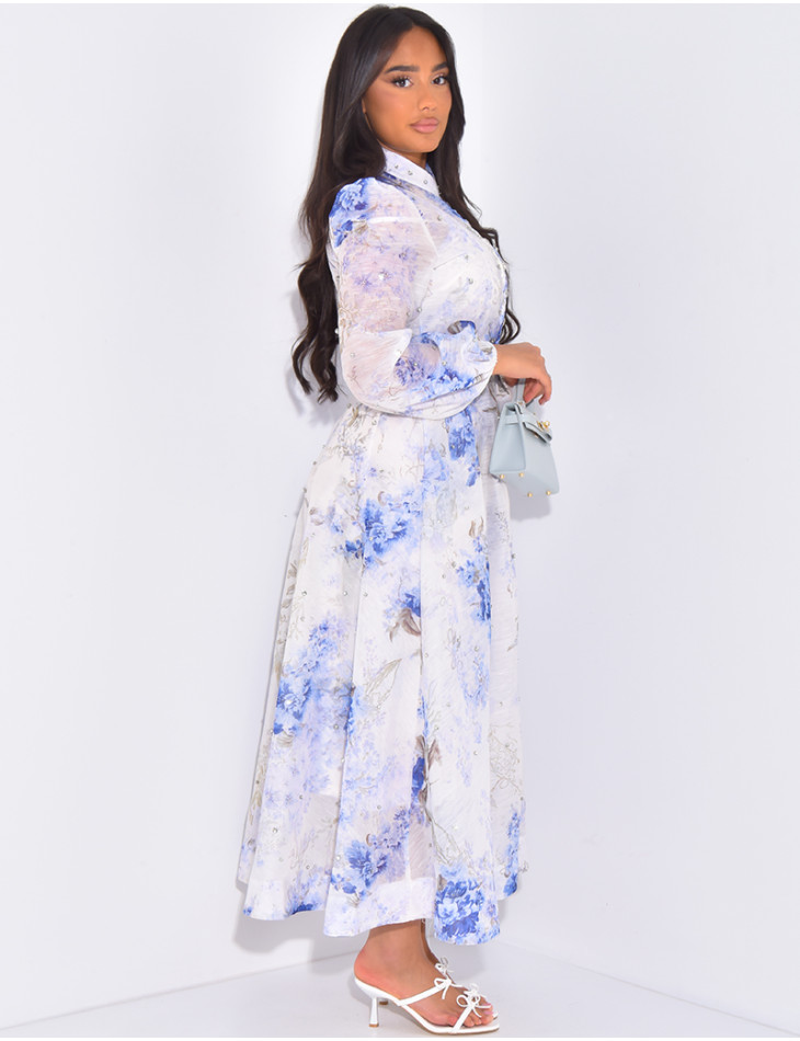 Langes Kleid aus gefüttertem Voile mit Strassverzierung und Taillengürtel.