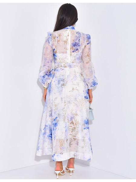 Langes Kleid aus gefüttertem Voile mit Strassverzierung und Taillengürtel.