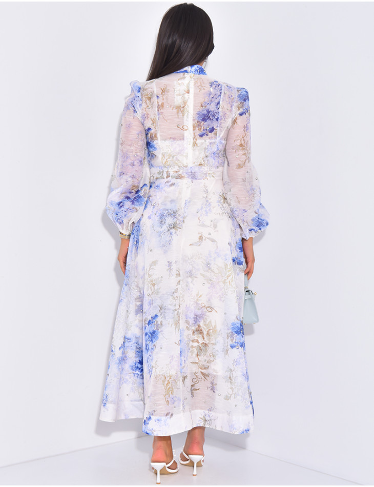 Langes Kleid aus gefüttertem Voile mit Strassverzierung und Taillengürtel.