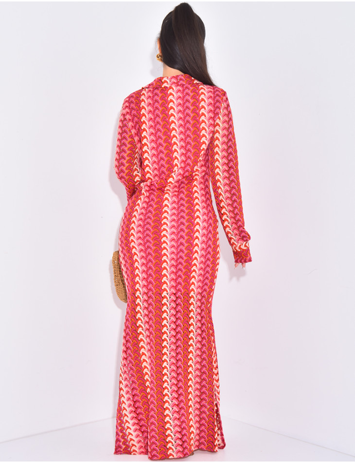 langes mehrfarbiges Häkelkleid mit Knopfleiste