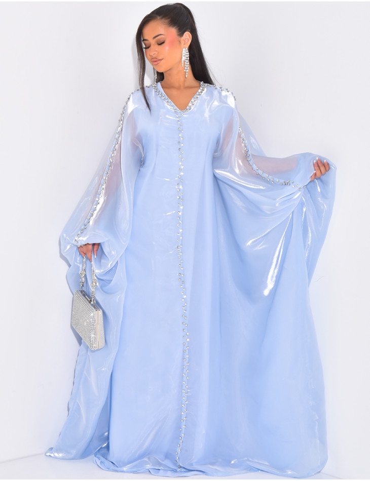 Set aus Kleid und irisierendem Schleier mit Schmuck vorne.